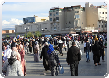 141 Het stadsplein van Oujda na 17 uur (2)